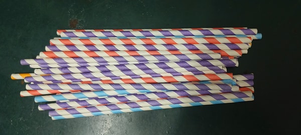 Pipetle büyük yudumlarla su içmek, çocuğu derin nefes almaya yönlendiriyor.