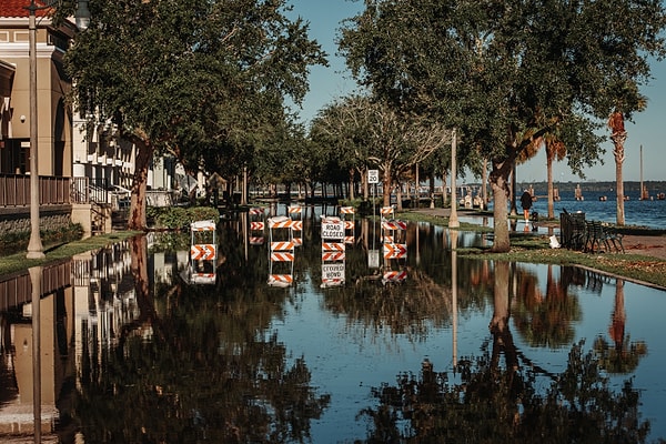 Çalışma, önümüzdeki 30 yılda sular altında kalma riski taşıyan Amsterdam, Venedik ve Miami gibi şehirleri de gündeme getirdi.