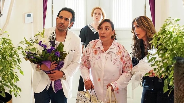Tuzlu Kahve'yi diğer yapımlardan ayıran en eğlenceli detaylardan biri de Türk televizyon tarihine yaptığı göndermeler. Dizi adeta kendi multiverse'ünü kurdu!