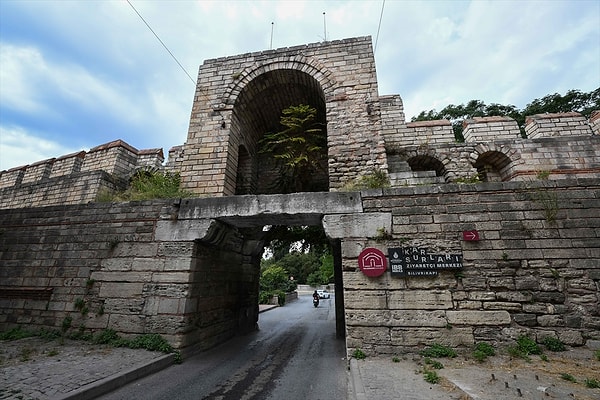 413'te inşa edilen Theodosius Surları üzerindeki Silivrikapı, Bizans döneminde Pege Kapısı olarak biliniyordu.