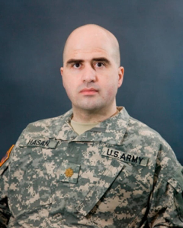 Karşısında 2009'da 13 kişiyi öldüren eski ordu psikiyatristi Nidal Hasan var.