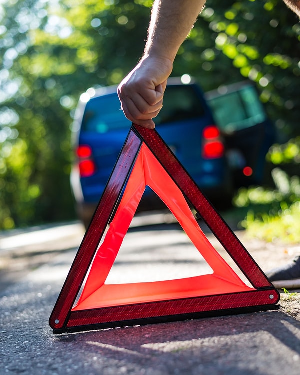 En az iki reflektör ise motosiklet ve motorlu bisiklet dışındaki tüm motorlu araçlarda zorunlu.