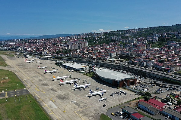 Yeni havalimanı, bugünkü pistin kuzeyinde denizin üzerine inşa edilecek.