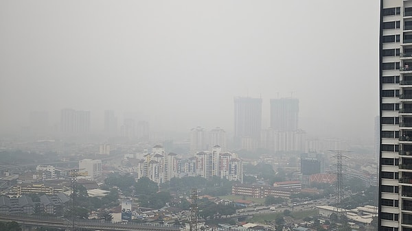 Kuala Lumpur ile Singapur arasında zirve el değiştirirken Malezya'da okullar kapanmaya başladı.