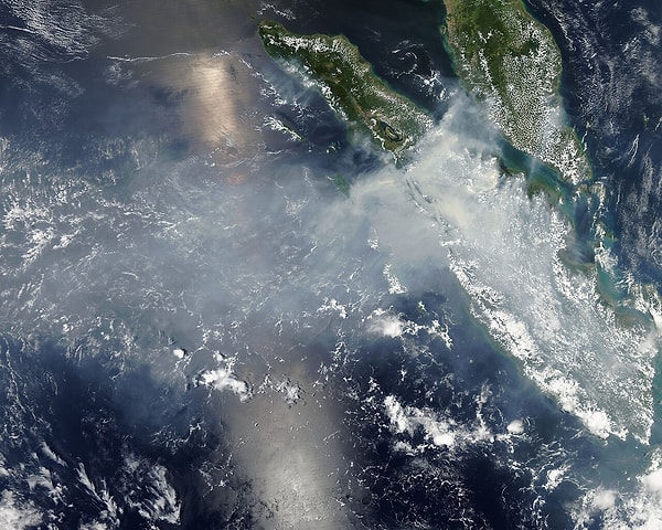 Dumanın kaynağı Sumatra ve Kalimantan'daki yangınlar, süper El Niño kuraklığı alevleri besliyor.