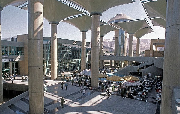 İzmir Şehirlerarası Otobüs Terminali: 3,0 puan, 45.521 yorum