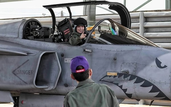 Kraliçe'nin pilotluk geçmişi 2010'a uzanıyor ve toplam uçuş süresi yaklaşık 1.190 saati buluyor.