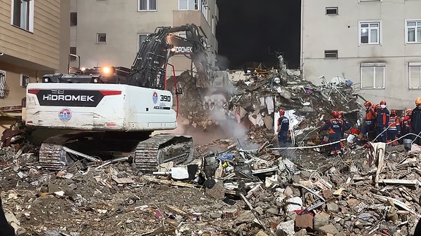 Saygı duruşu bütün profesyonel maçlarda yapılacak, kulüpler isterse siyah bant takacak