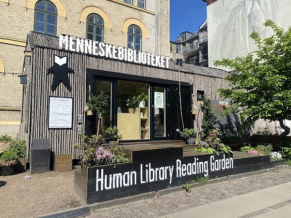 Kitap olan gönüllüler kendi yaşadıklarını okurlarla paylaşıyor