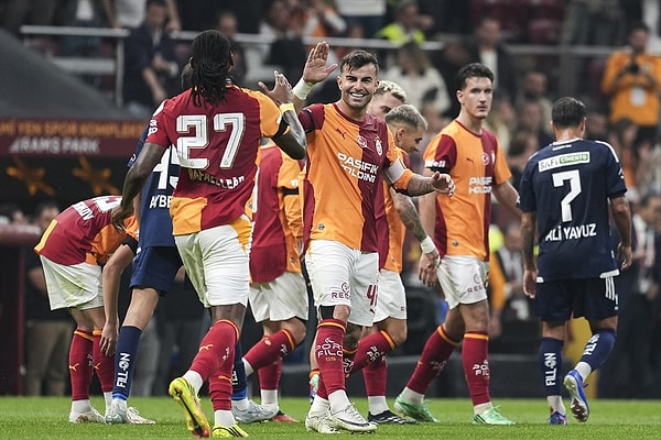 Galatasaray ilk yarıda kaptanıyla golü buldu.