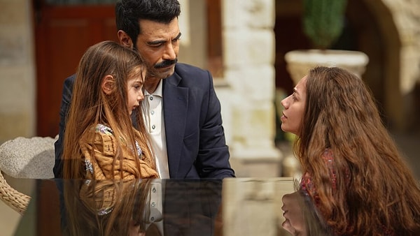 Aynı akşamlarda Sevdan Bir Ateş ABC1'de 2,85'ten 10,06'ya çıkarak sezonun çift haneyi gören ilk dizisi oldu.