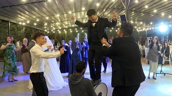 Düğünde Horon Tepti, Davulun Üstünde Göbek Attı