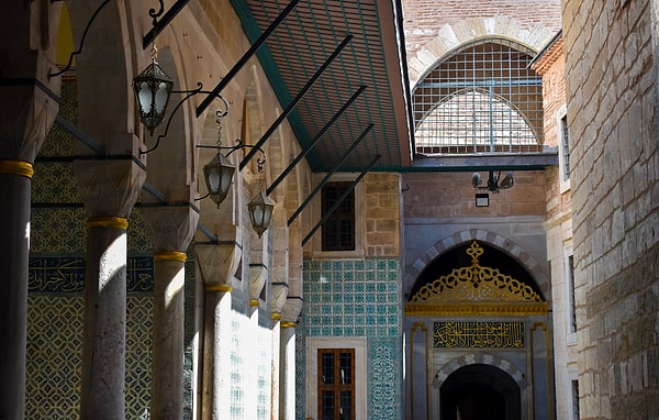 Baltacılar harem kadınlarını görmesin diye yüksek yakalı dolama giyiyordu