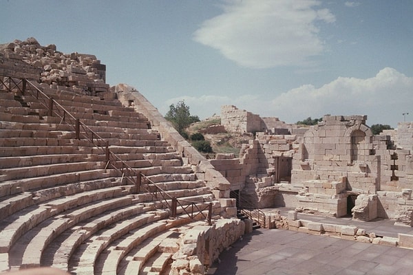 Kabartmadaki yazıta göre iki kadın da mücadeleden sağ çıktı ve bu, Roma arenaları için alışılmadık bir sonuçtu.