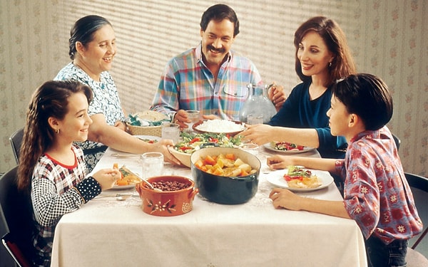 Aile Sofrasında Kimsenin Konuşmasına Gerek Kalmadan Herkes Yerini Biliyor