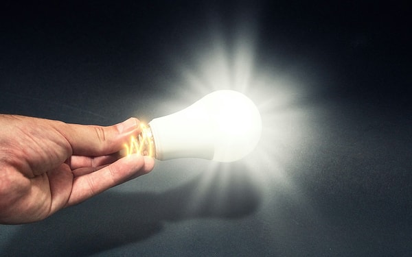 Sosyal Medyada Sağlık Önerileri Paylaşan Kişiler LED Ampulleri Söküyor