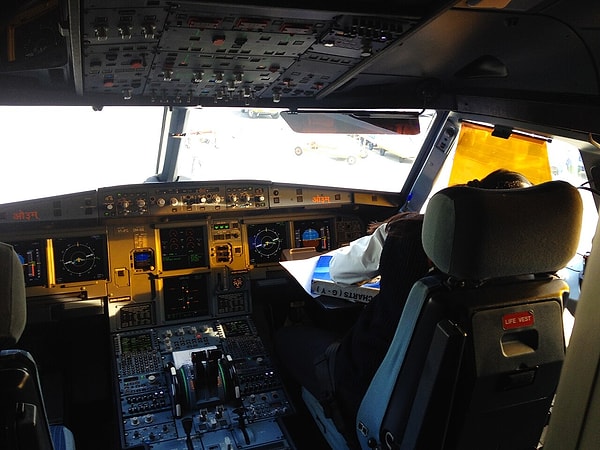 Pilotlar uçağı Hyderabad'a yönlendirdi.