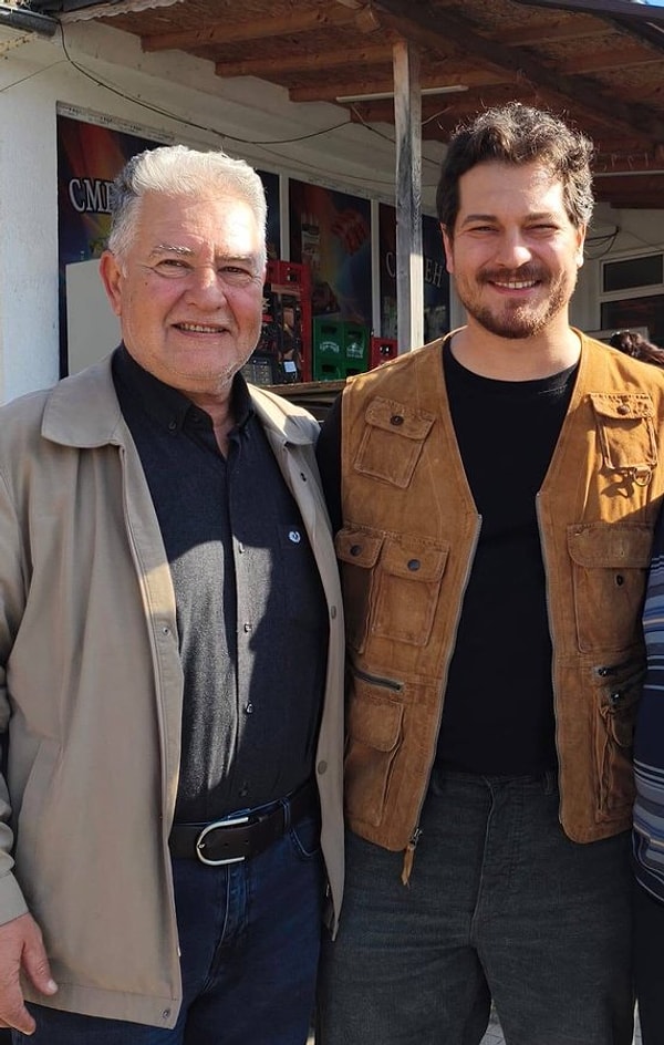 Çağatay Ulusoy'un babası Aylin Ulusoy'la yan yana verdiği poz, sosyal medyada yeni bir benzerlik tartışmasının fitilini ateşledi!