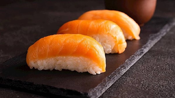 19. sırada Japonya'dan sake nigiri sushi var.