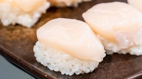 17. sırada Japonya'dan hotate nigiri sushi var.