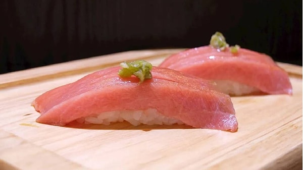 9. sırada Japonya'dan maguro nigiri sushi var.