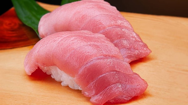 2. sırada Japonya'dan otoro nigiri sushi var.