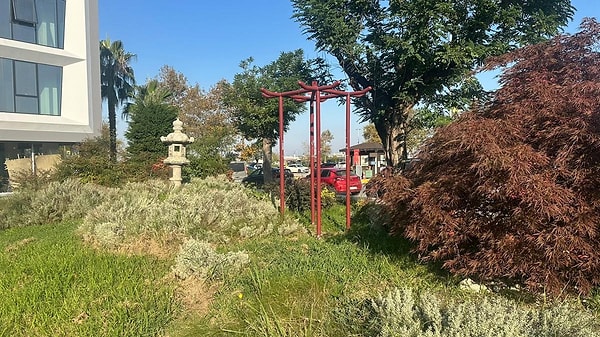 Çanın asılı durduğu kırmızı çerçeve parkta boş kaldı.