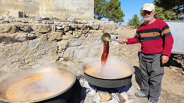 Bozkır tahiniyle tüketilen pekmeze yoğun talep var ve alıcılar şimdiden hazır bekliyor.