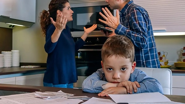 Ani patlayan tartışmalar çocukları yüz ifadelerini ve ses tonlarını saniyeler içinde okumaya alıştırıyor.