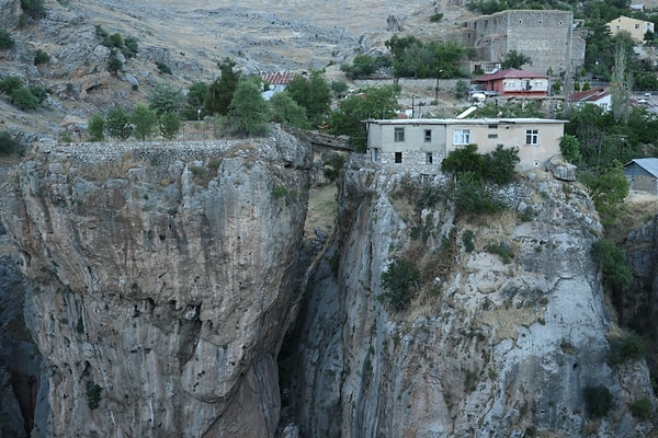 Çüngüş'te kanyonun yaklaşık 168 metre üzerindeki kayalığa kurulan evin bahçesi ayrı bir kayada bulunuyor.
