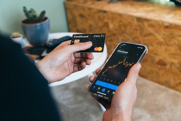 Uzmanlar otomatik ödemeyi vadesiz hesaba bağlamayı ve mobil bankacılıkta limit koymayı öneriyor.