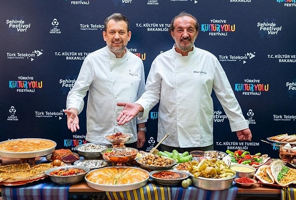 Etkinliğin ev sahipleri Doğa Çitçi ve MasterChef jürisi Mehmet Yalçınkaya'ydı.