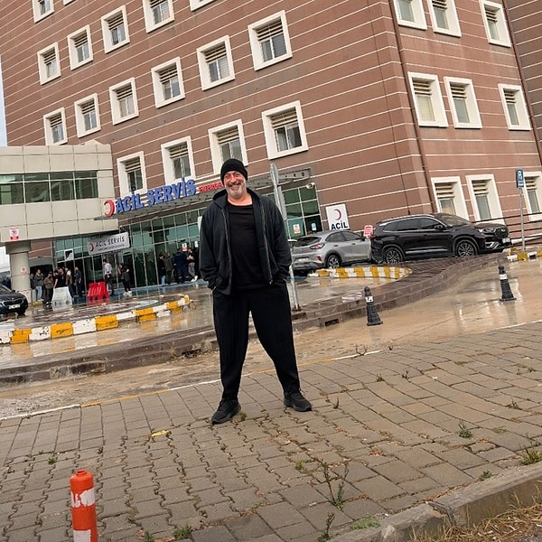 Cem Yılmaz kontrol için döndüğü ÇOMÜ Hastanesi'nin önünden Prof. Dr. Ercan Akşit'i etiketledi.