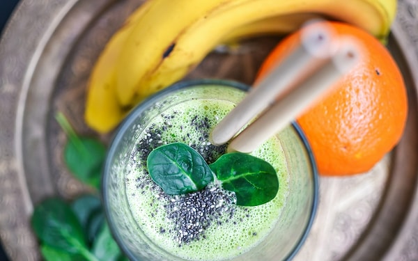Kahvaltıda yaklaşık 250 kalorilik bir shake içiyor