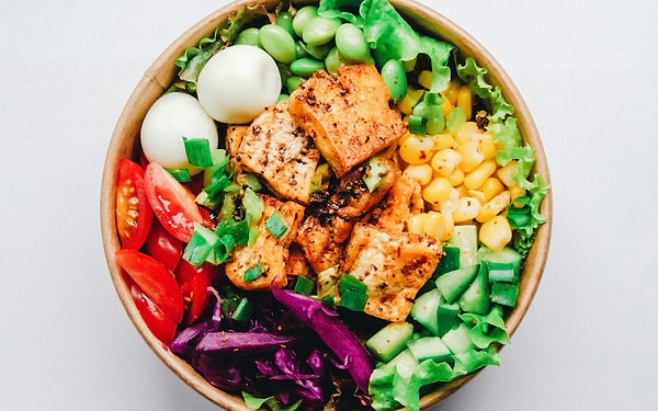 Öğle yemeğinde büyük bir salata yiyor