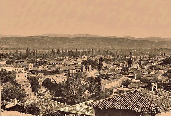 Hüseyin Yılmaz, 1924'te Denizli'nin Yumrutaş köyünde doğdu ve küçük yaşta anne babasını kaybetti.