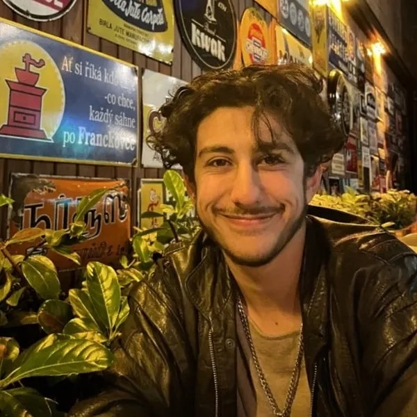 Gelelim asıl şaşıracağımız yere! Bir zamanlar sarayın koridorlarında koşturan o küçücük Şehzade Mustafa, bugün 21 yaşında genç bir delikanlı!