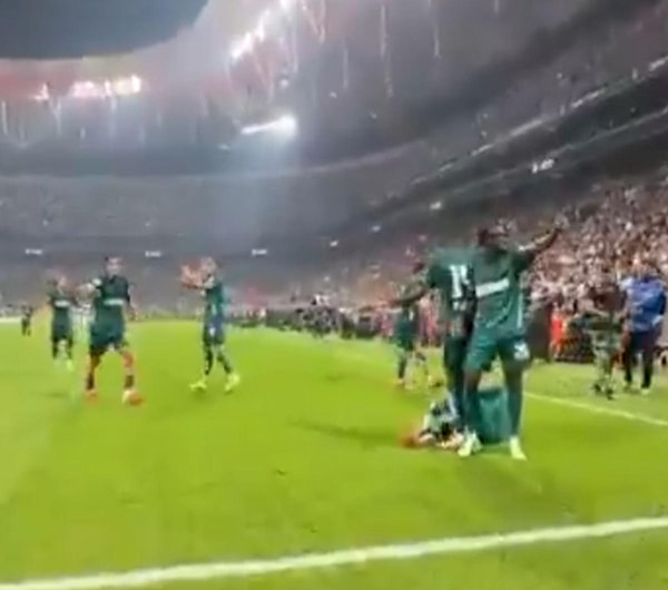 Kocaelispor'un golünün ardından tribünden bardak fırlatıldı.