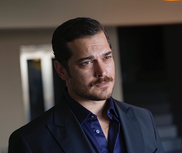 Türkiye'nin en yakışıklı ve başarılı oyuncuları arasında gösterilen Çağatay Ulusoy, yıllardır hem rol aldığı projelerle hem de kendine has tavırlarıyla adından söz ettirmeyi başarıyor.
