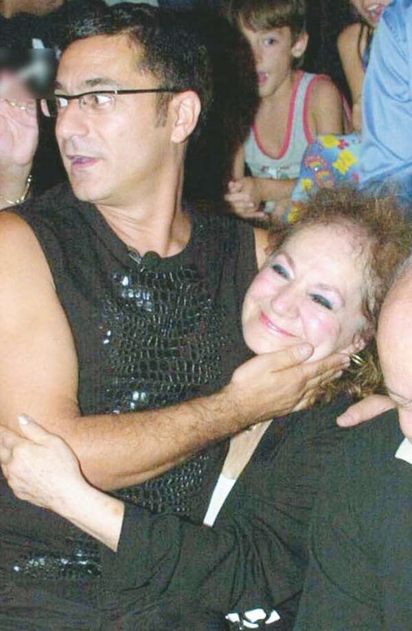 Yıllarca içinde taşıdığı bu kırgınlık, annesi Yurdagül Eken'in vefatıyla yeniden gündeme gelmişti.