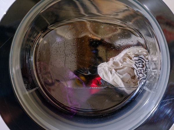 Çamaşır makinesinin tek bir yıkama döngüsü 0,6 ile 1 kWh arasında elektrik harcıyor.