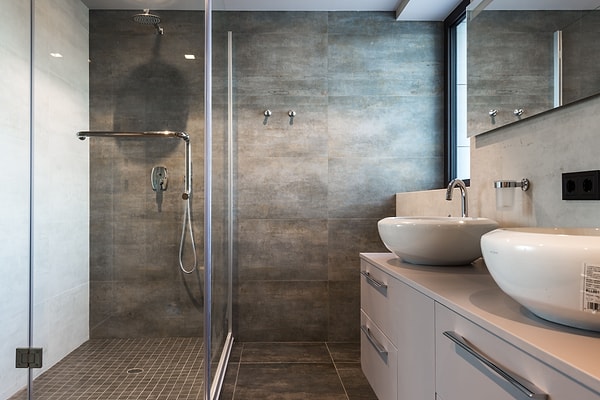 Yeni banyo ve boya da pakete dahil; kiracıya tercih ettiği bölgede ev garantisi veriliyor.