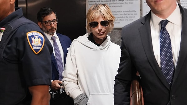 Uçakta kabin görevlisini ısırdığı iddia edilen Selma Blair, inişte gözaltına alındı.