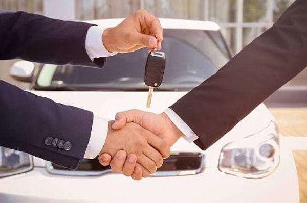 İş Bankası ise araç satmıyor ama alıcıyla satıcı arasındaki parayı noter işlemi bitene kadar tutuyor.