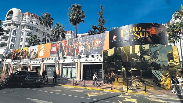 MIPCOM, dünya televizyon sektörünün yapımcılarını, yayıncılarını ve dağıtımcılarını bir araya getiren en önemli buluşmalardan biri.