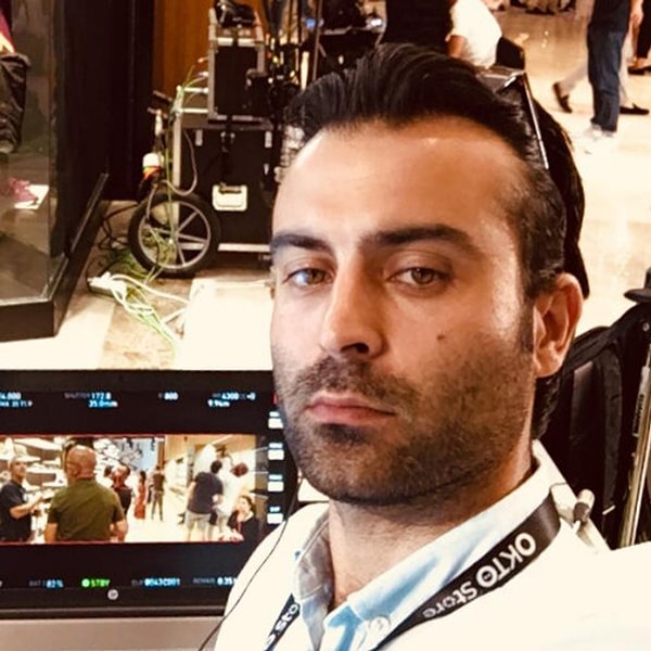 Yener Yalçın, dizi ve reklam setlerinin perde arkasını anlatarak tanınan bir set çalışanı.