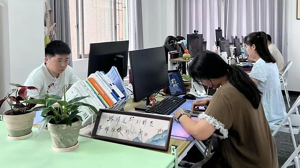 Shui Zhou ofise girmek için günde 30 yuan ödedi, bazı günler saat 23.00'e kadar kaldı.