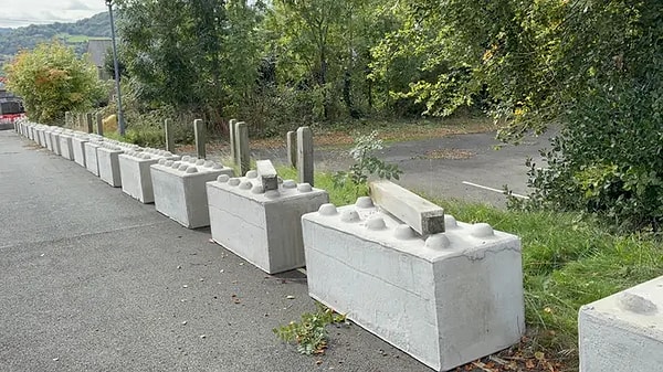 Mahkeme kararının ardından evin önüne lego tuğlasını andıran dev beton bloklar yerleştirildi.