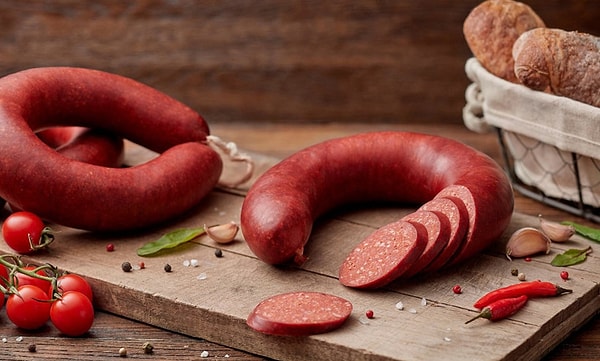 Sucuklarda kanatlı eti ve sakatat çıktı.