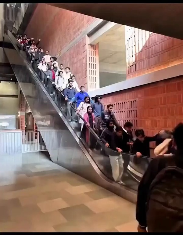 Yürüyen merdivenlerin bir anda durmasına alışığız fakat hızlanma nasıl mümkün olabiliyor?